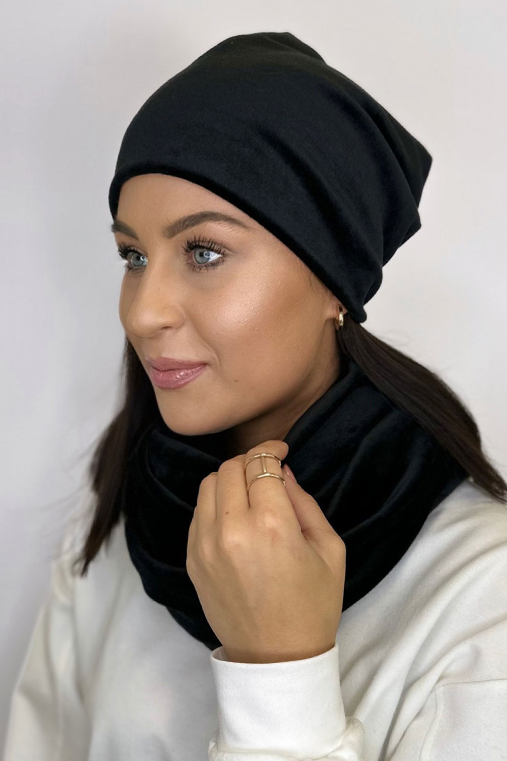 Czarny welurowy komplet czapka i komin