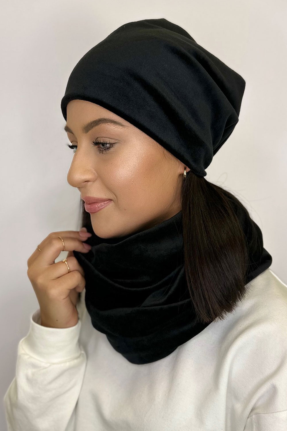 Czarny welurowy komplet czapka i komin